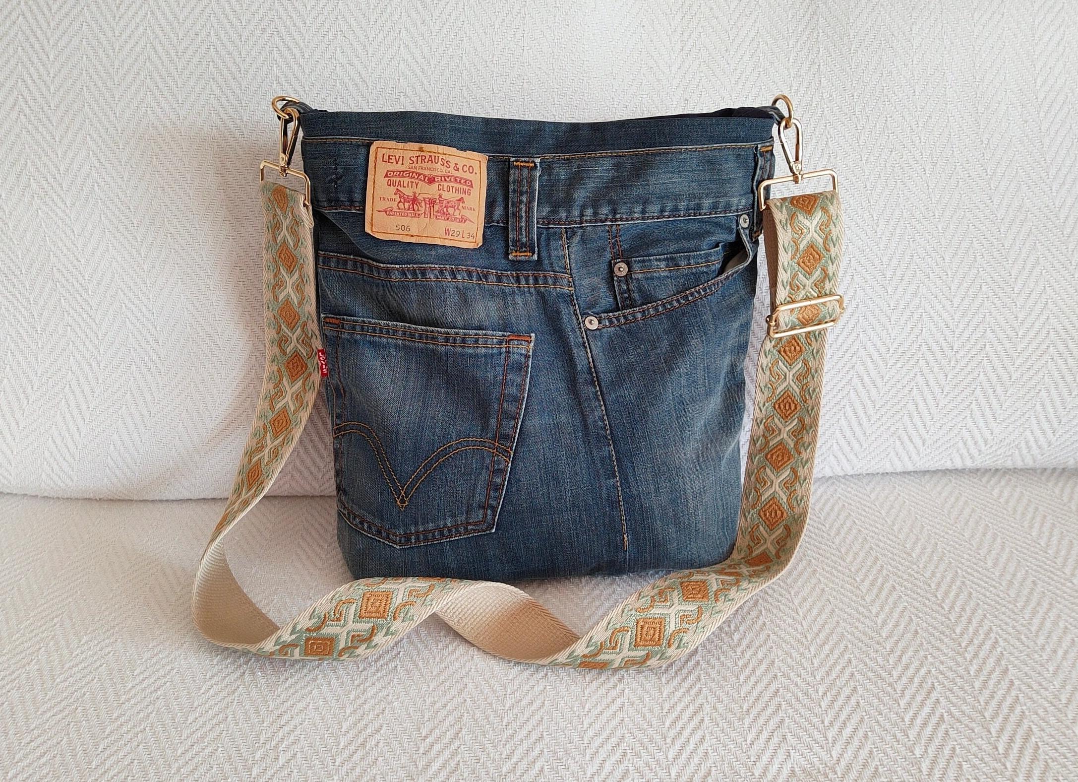 Деним для зрелых: Какие джинсы и куртки подходят женщинам за 60