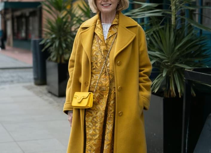 Как носить яркие цвета в зрелом возрасте: секреты и вдохновение